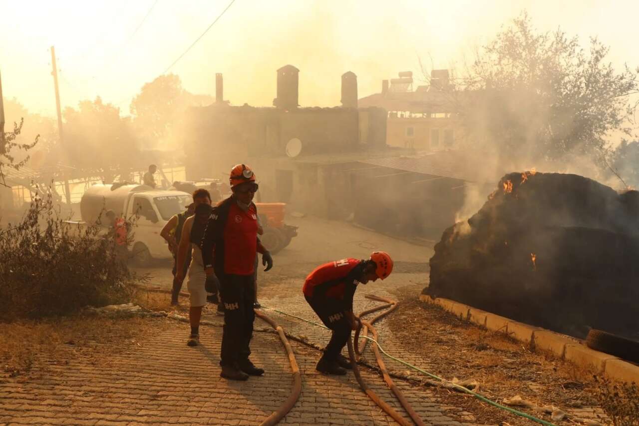 Fethiye'de Yangın Yerleşim Yerlerine Dayandı: Ahırdaki Hayvanlarını Güçlükle Kurtardılar 4